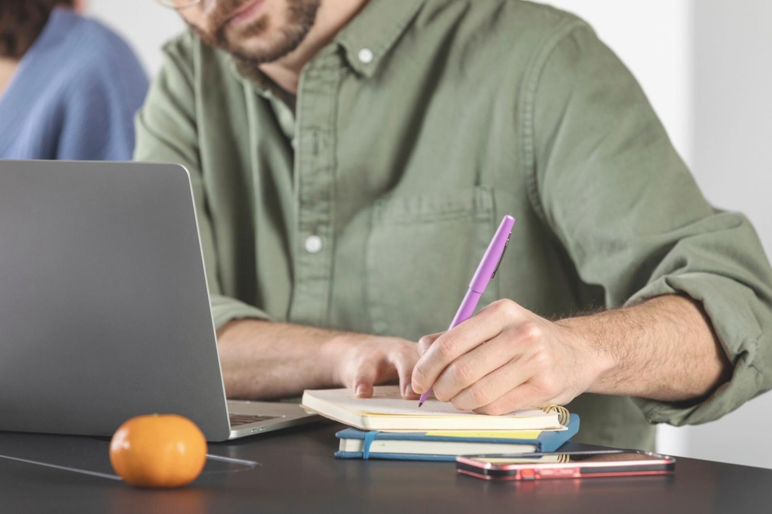 Profesionales trabajando en gestión de riesgos financieros